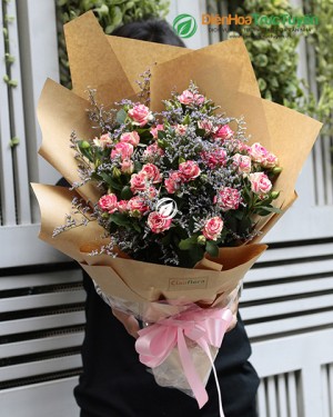 Bouquet of bicolor spray roses